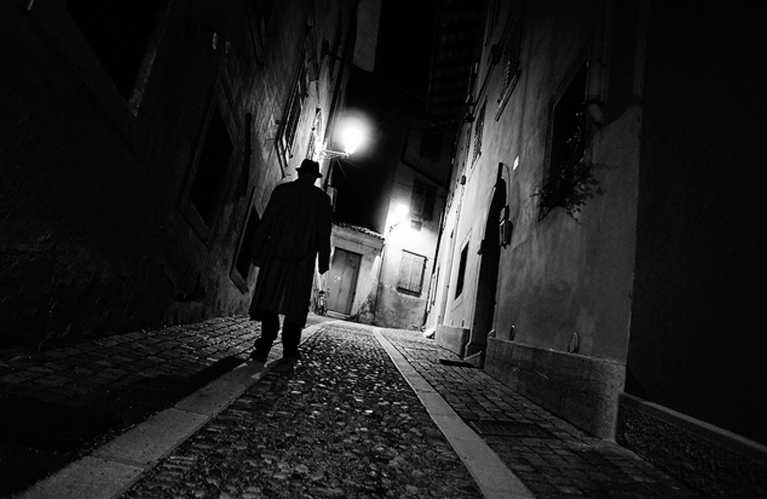 Я постою в тени. Человек в темном переулке. Темная улица. Человек на темной улице. Силуэт в тёмном переулке.